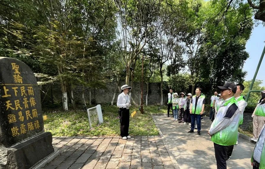 青春行动丈量自然 行走阅读传承绿意——淮安市生态环境局开展“行走...