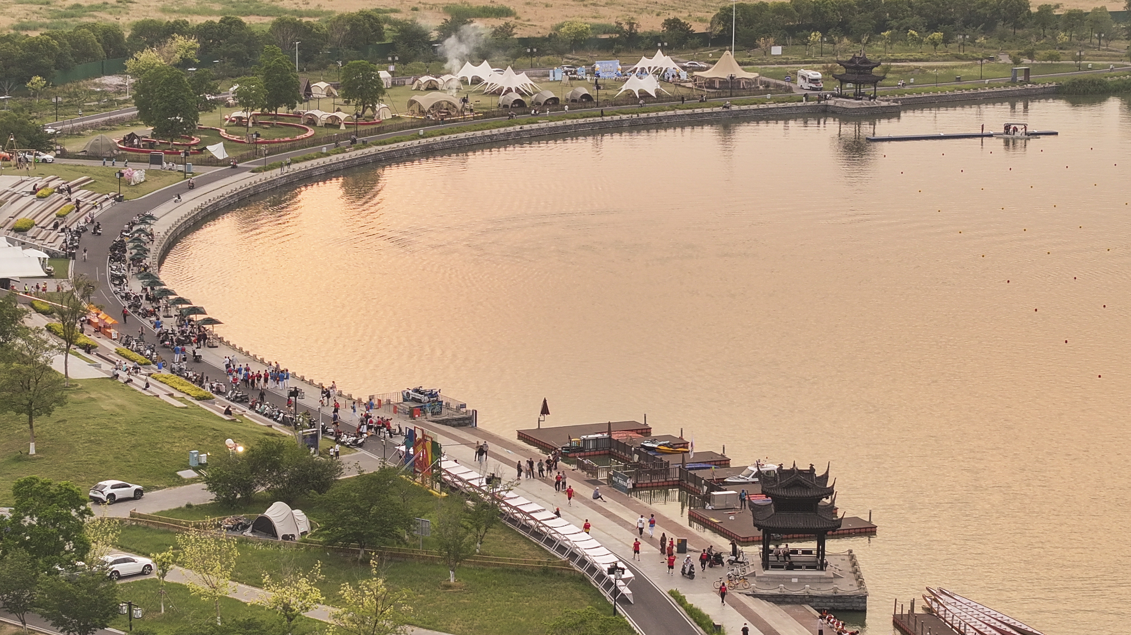 里运河畔的龙首湾驿站风光秀美，吸引众多游客和市民前来游玩。赵启瑞 摄.jpg