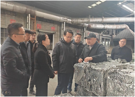 在平桥镇恒润纸业,邓萌听取了厂区锅炉改造,烘干废气收集治理设施改造